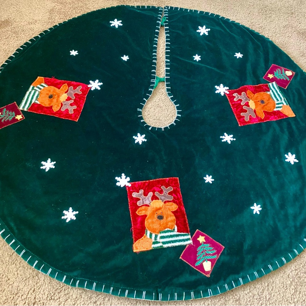 Vintage Green Velvet Reindeer Appliqué Christmas Tree Skirt 42”